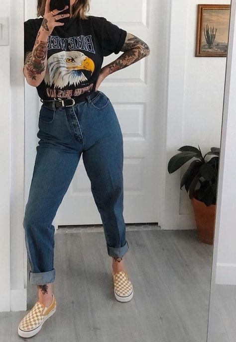 High Rise Tapered Pants Outfit, Hipster Outfits 2023, Jeans And T Shirt Outfit Winter, Going To A Bar Outfit, 90s Inspired Outfits Plus Size, Cute Outfit Midsize, Retro Mom Outfits, Midsize Work Outfits Women, Alternative 70s Fashion