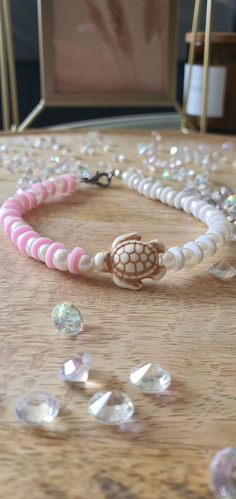 Beaded bracelet with white and pink clay beads, a ceramic turtle and beads inbetween every clay bead Ceramic Turtle, Tiny Beads, Clay Bracelet, Bracelets Diy, Bead Ideas, Clay Bead, Pink Clay, Fun Easy Crafts, A Turtle