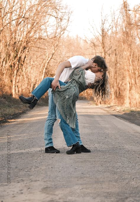 Couples Photoshoot Road, Couple Photography Poses On Road, Road Photography Couple, Gravel Road Photoshoot, Road Couple Photoshoot, Dirt Road Engagement Photos, Dirt Road Photoshoot, Dirt Road Couples Pictures, Dirt Road Couple Photoshoot