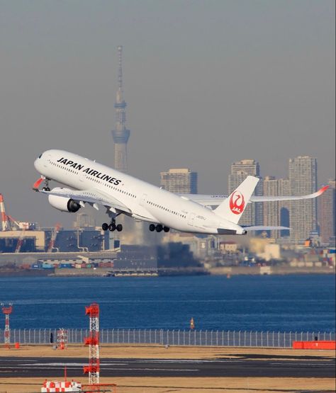 Plane Window View, Japan Airlines, London Wallpaper, Plane Flight, Plane Window, Air China, Korean Air, Best Airlines, Passenger Aircraft