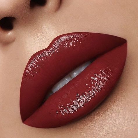 Bold Lipstick Makeup, Maquillage Kylie Jenner, Nabla Cosmetics, Bold Lip Color, Bold Lipstick, Lipstick Kit, Makeup News, Lip Beauty, Lips Shades