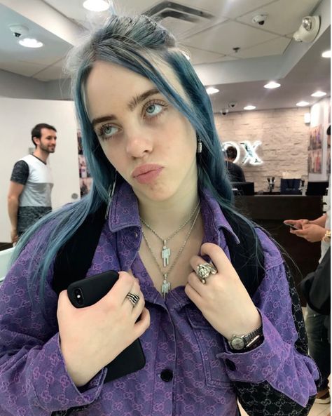 Billie Eilish Tooth Gems, Billie Eilish Purple Roots, Blue Hair Billie, Teal Hair, Silver Hair, Blue Hair, Billie Eilish, Singers, Music Artists