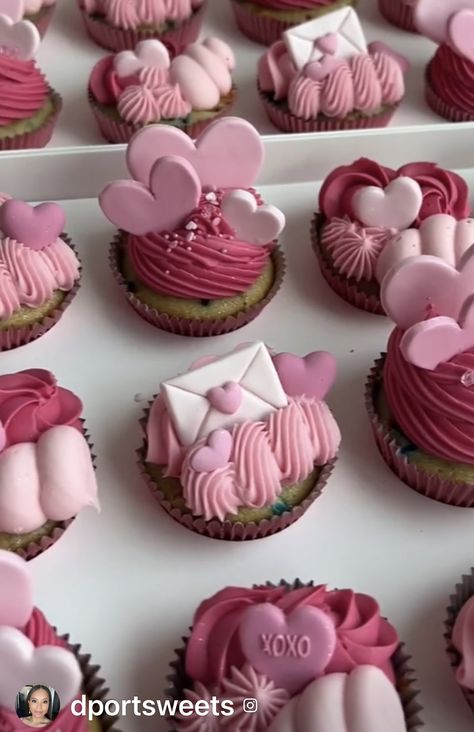 Cupcake Valentine Box Ideas, Valentine S Day Cupcakes, Valentine Cupcakes Ideas, Valentine Deserts Ideas, Valentines Baked Goods, Valentines Day Baking Ideas, Valentine Cupcake Ideas, Sweetheart Cupcakes, Valentines Cake Pops