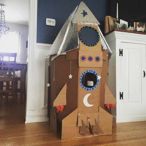 Cardboard diy rocketship Diy Spaceship, Cardboard Spaceship, Rocket Decorations, Cardboard Rocket, Space Crafts For Kids, Diy Rocket, Diy Space, Cardboard Box Crafts, Rocket Ship