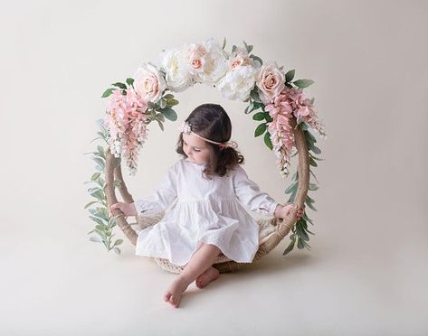 Photoshoot Decor, Easter Mini Session, Photo Props Diy, Easter Photoshoot, Mommy And Me Photo Shoot, Mini Photo Sessions, Holding A Bouquet, Newborn Photography Poses, Toddler Photos