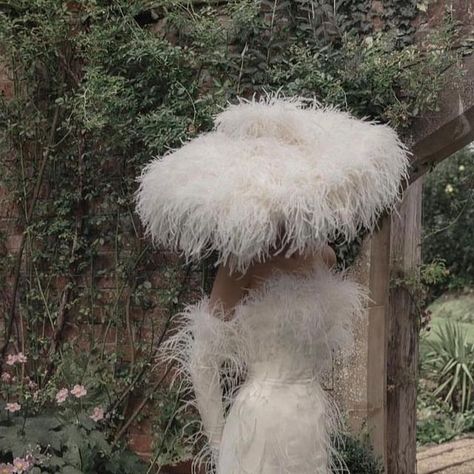 Son Chapeau on Instagram: "Such a beautiful bridal look! 💫 From @khyeliofficial! Photographed by @kurtisslloyd! #sonchapeau #bespokemillinery #millinery #vintage #vintagefashion #hat #instahat #cappelli #cappello #cappelleria #modiste #modista #hutmacher #chapeau #chapeaux #millinerycouture #wearableart #headpiece #bighat #couture #sombrerero #whitehat #widebrimhat #featheredhat" Bridal Hats, Bridal Hat, Classic Hats, Bridal Look, Bridal Photography, White Hat, Wedding Hats, Wide Brimmed Hats, Bridal Looks