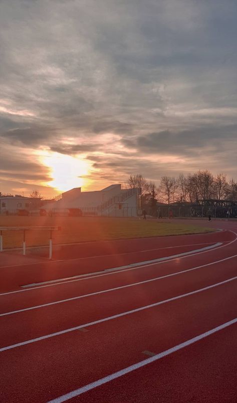 Track Asthetic Picture, Sport Astetic, Track Pics, Acoustic Guitar Photography, Track Quotes, Track Pictures, Running Photos, Guitar Photography, Photo Recreation