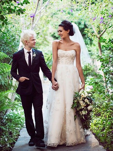 Tall Husband And Short Wife, Short Husband Tall Wife, Tall Bride, Deryck Whibley, Taller Girlfriend, Bride Photo Ideas, Couples Wedding Photos, Tall Girl Short Guy, Celebrity Events