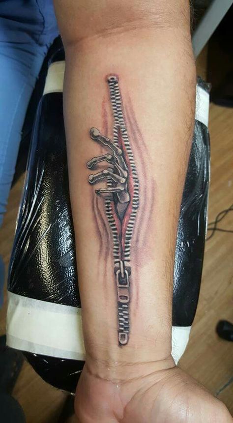 Mister Placaso Zipper Tattoo Over Scar, Ripped Skin Tattoo Stencil, Trapped Tattoo, Zip Tattoo, Tattoos Trending, Zipper Tattoo, Ripped Skin Tattoo, Herren Hand Tattoos, Torso Tattoos