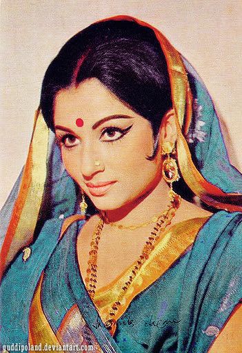 Sharmila Tagore 70s Bollywood, Sharmila Tagore, Bollywood Retro, Old Film Stars, Throwback Pictures, Hema Malini, Retro Bollywood, 3d Typography, Indian Woman