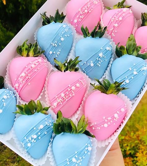 Silvi Sargsyan 🇦🇲🇺🇸 (@sweet___boutique) • Instagram photos and videos Blue And Pink Chocolate Strawberries, Pink And Blue Treats, Gender Reveal Chocolate Covered Strawberries, Berry Sweet Gender Reveal, Gender Reveal Chocolate Strawberries, Pink And Blue Strawberries, Baby Shower Chocolate Covered Strawberry, Gender Reveal Treats Sweets, Gender Reveal Strawberries