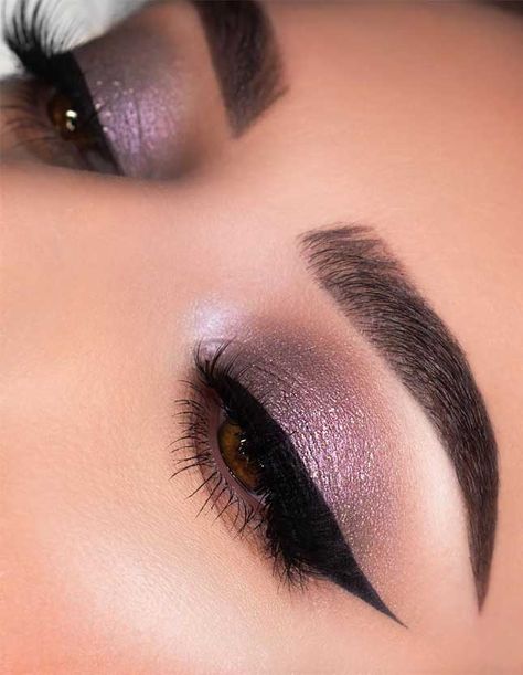 If you need inspiration for beautiful makeup for fall and winter? From natural and nude looks to bold lip colors and smoky eyes. Whether... Eyeliner Lashes, Purple Makeup Looks, Soft Eye Makeup, Eyebrows Makeup, Wedding Makeup For Brown Eyes, Purple Eye Makeup, Makeup Nails Art, Prom Makeup Looks, Makeup For Hazel Eyes