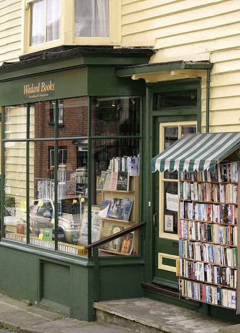 Outdoor Bookshop Cottage Bookstore, Village Bookshop, Bookshop Interior, Fantasy Bookstore, Bookshop Café, Library Cafe, Book Shops, Green Cafe, Bookstore Cafe