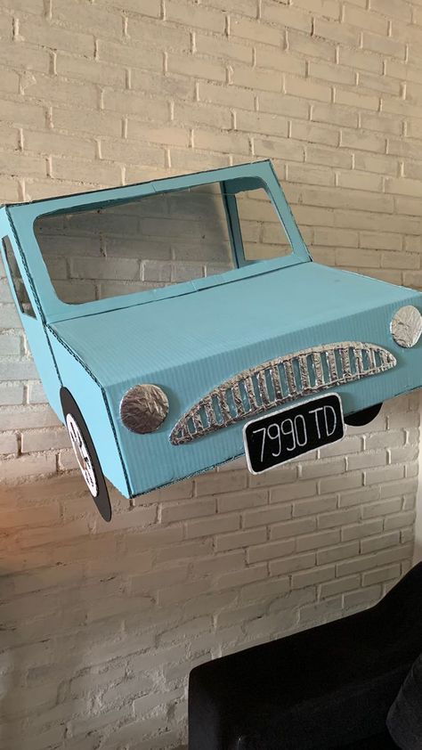 Harry Potter Flying Car Diy, Christmas At Hogwarts Decorations, Harry Potter Halloween Decorations Indoor, Harry Potter Car Decoration, Homemade Harry Potter Decorations, Harry Potter Outdoor Party, Harry Potter Halloween Decorations Office, Harry Potter Birthday Photoshoot, Harry Potter Birthday Party Ideas Decor