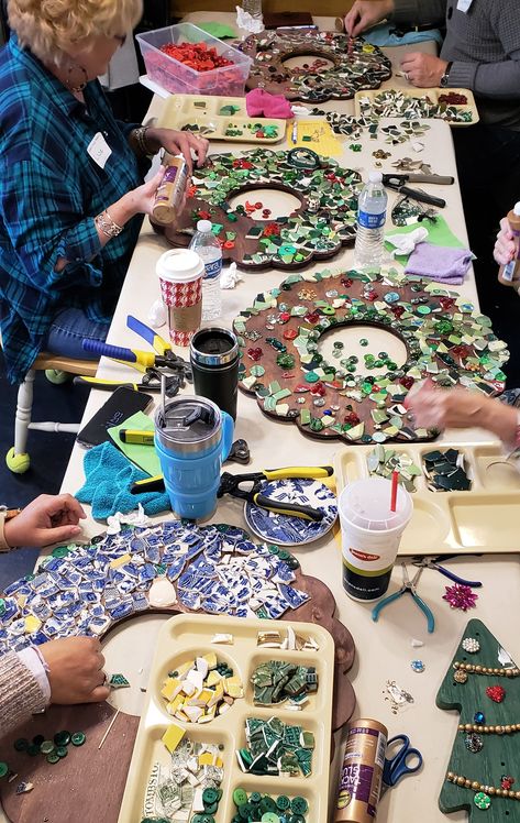 Mosaic Frames Ideas, Craft Classes And Workshops, Mosaic Wreaths, Creative Workshop Ideas, Mosaic Wreath, Mosaic Gifts, Mosaic Workshop, Glass On Glass Mosaic, Wreath Workshop