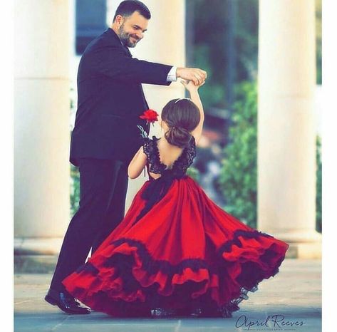 #daughter #beti #familygoals #dp #attitude Father Daughter Photos, Dad Aesthetic, Father And Daughter Love, Mom Daughter Outfits, Cute Babies Photography, Dad Baby, Mia 3, Dad Daughter