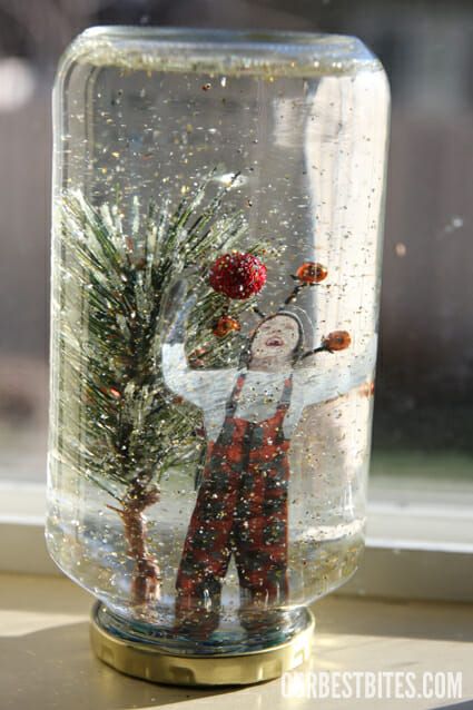 ขวดโหล Mason Jar, Homemade Snow Globes, Diy Snow Globe, Navidad Diy, Noel Christmas, Christmas Crafts For Kids, Winter Crafts, Snow Globe, Christmas Activities