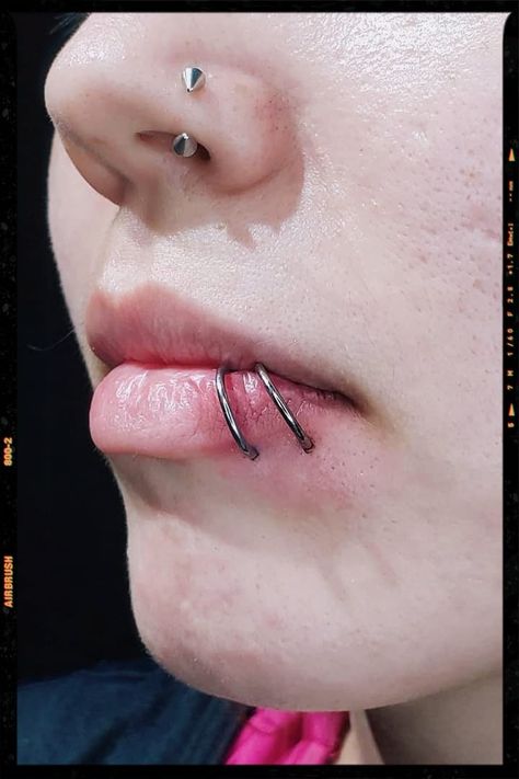 Spider Bites Piercing Idea Spider Piercing Lip, Spiderbite Piercings Lip, Spider Bites Pictures Piercing, Lip Piercing Spider Bite, Lip Piercing Ideas, Spider Piercing, Piercings Boca, Spider Bites Pictures, Spider Bites Piercing