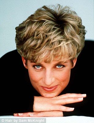 In the end, this iconic image of her (right) in a black turtleneck with short hair, resting her chin on her hands, was the cover in December 1991. She had just stopped biting her nails and was so proud of how they looked! Diana Haircut, Prince Diana, Princess Diana Hair, Princess Diana Fashion, Princess Diana Family, Princess Diana Photos, Princess Diana Pictures, Princes Diana, Diana Fashion