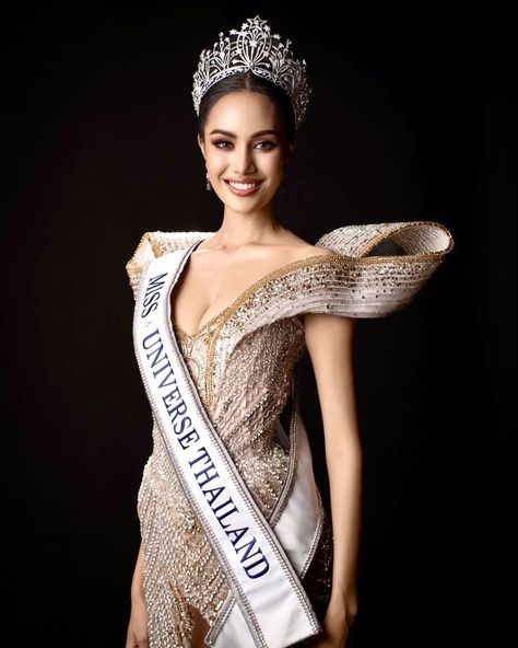 Pageant Aesthetic, Miss Universe Thailand, Miss Universe Crown, King Dress, Miss Universe, Pageant Dress, Beauty Pageant, Queen Of Hearts, Beauty Queens