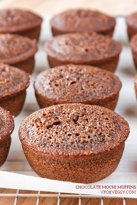 These yummy chocolate mochi muffins have a slightly chewy and fudgy texture and are completely gluten-free. They are my favorite to bring to a potluck. Chocolate Mochi Recipe, Mochi Muffin Recipe, Mochi Muffin, Butter Mochi Cake, Hawaiian Butter Mochi, Mochi Muffins, Mochi Recipes, Chocolate Mochi, Hawaiian Desserts