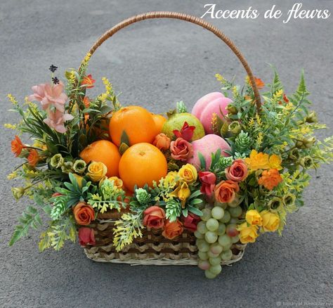 Fruit Basket Diy Gift, Fruit Flower Basket, Homemade Bouquet, Fruit Bouquet Ideas, Indian Inspired Decor, Fruit Hampers, Fruit Platter Designs, Fruit Basket Gift, Luau Theme Party