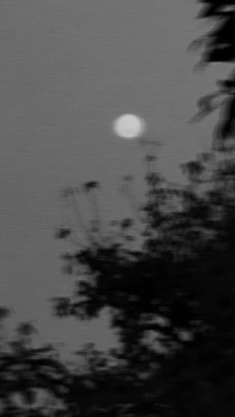 Aesthetic Moon Pictures Landscape, Moon Blurry Aesthetic, Blurry Moon Aesthetic, Dark Blurry Wallpaper, Background Moon Aesthetic, Pretty Black Aesthetic, Moon Black Aesthetic, Black Moon Aesthetic, Moon Aesthetic Dark