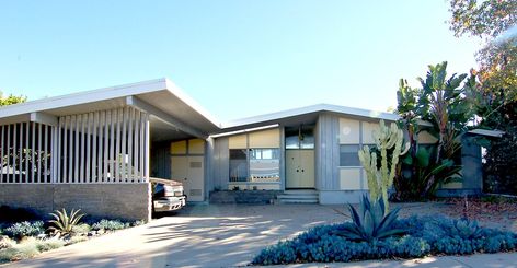 Mid Century Carport, Modern Carport, Mid Century Modern Exterior, Cars Interior, Mid Century Exterior, Garage Door Makeover, Mid Century Architecture, Modern Backyard, Mid Century Modern House