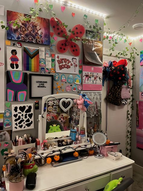 cute cluttered room Alt Room, 2020 Core, Scene Room, Ideas Habitaciones, Room Hacks, Chill Room, Room Stuff, Room Goals, Cute Bedroom Decor