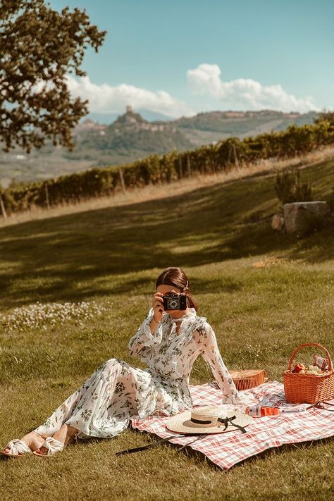 Picnic Photo Shoot, Picnic Photography, Debut Photoshoot, Picnic Inspiration, Photoshoot Concept, Cottagecore Aesthetic, Foto Art, Trik Fotografi, A Picnic