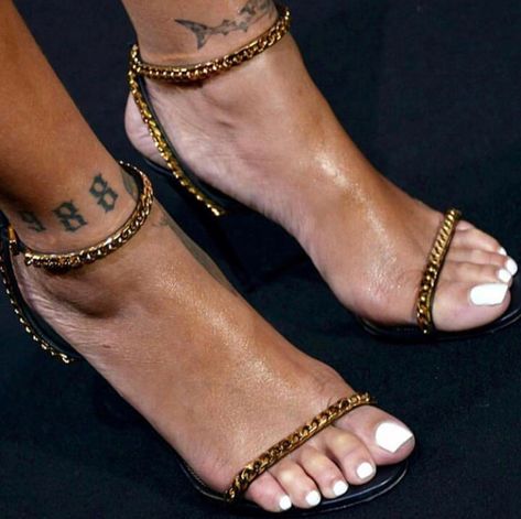 Tom Ford Rihanna Fashion Outfits, Rihanna Tattoo, Give Me Love, Tattoo Foot, Looks Rihanna, Italian Summer Outfits, Rihanna Looks, Ankle Strap Sandals Flat, Pedicure Designs