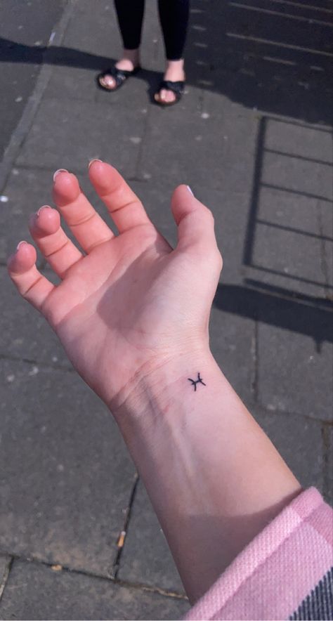 Small Tattoo Pisces, Mini Pisces Tattoo, Tattoo For Pisces, Small Pisces Tattoos, Pisces Sign Tattoo, Graduation Tattoo, Small Star Tattoo, Tattoos Pisces, Tattoo Pisces