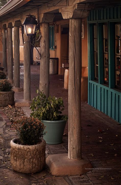 Adobe House Exterior, Santa Fe Style Decor, Adobe Style Homes, Santa Fe Style Homes, Mexico Photos, Cabin Style Homes, New Mexico Style, New Mexico Homes, Mexico Style