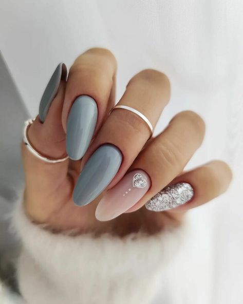 30 Latest Grey Nail Ideas With Glitter To Try In 2024! - alexie Grey Almond Nails, Grey Matte Nails, Rave Nails, Black Nails With Glitter, Grey Nail Designs, Gelish Nails, Gray Nails, Almond Nails Designs, Sparkly Nails