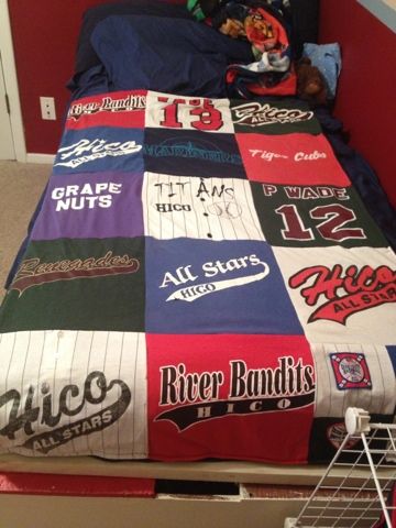 T-Shirt Quilt...what a special thing to do with all of those old jerseys from your kids' sports teams!! Jersey Quilt, Jersey Display, Clothes Upcycle, Kids Clothes Diy, Tee Shirt Quilt, Tshirt Quilt, Four Kids, Memory Crafts, Old Shirts