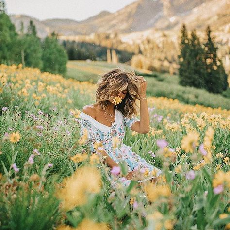 pinterest: insatiiable Sitting In A Field, Fall Photoshoot Ideas, Portret Feminin, Fashion Fotografie, Flower Photoshoot, Shotting Photo, Field Of Flowers, Foto Poses, Spring Photography