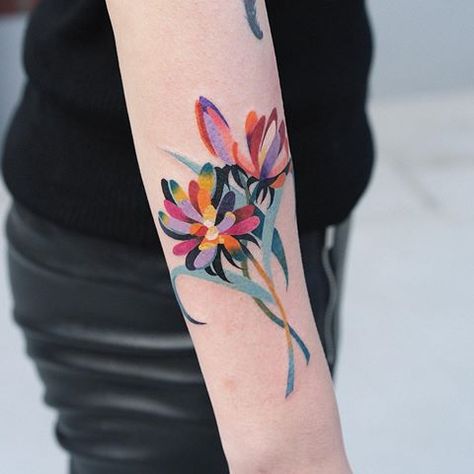 Zihee_tattoo (@zihee_tattoo) • Instagram photos and videos Zihee Tattoo, 77 Tattoo, Image Rose, Hairline Tattoos, Bunch Of Roses, Tattoos Forearm, Tattoos Butterfly, Rose Flower Tattoos, G Tattoo