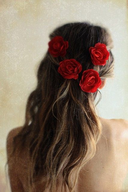 red roses in loose wavy hair Bohol, Rose Hair, Hair Envy, Red Wedding, Hair Dos, Hippie Style, Pretty Hairstyles, Flowers In Hair, Cute Hairstyles