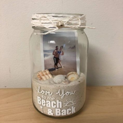 Sand Jar, Mason Jar Photo, Hadiah Valentine, Memory Jar, Boyfriend Diy, Diy Gifts For Boyfriend, Jar Diy, Seashell Crafts, Photo Memories