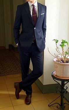 navy blue burgundy suit, thicker tie for more formal look Navy Blue And Burgundy Suit, Blue And Burgundy Suit, Dark Navy Blue Suit, Groom Costume, Navy Blue Suit Wedding, Grooms Suits, Navy Suits, Groomsmen Tuxedos, Dark Blue Suit