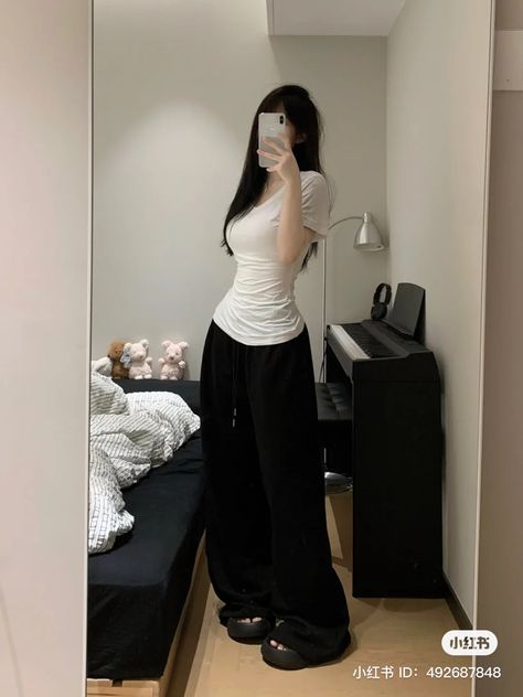 Straight Joggers, Sweatpants Wide Leg, Estilo Hippie, Womens Prom Dresses, Sports Trousers, Korean Fashion Trends, Grey Sweatpants, Swaggy Outfits, Fashion Mistakes