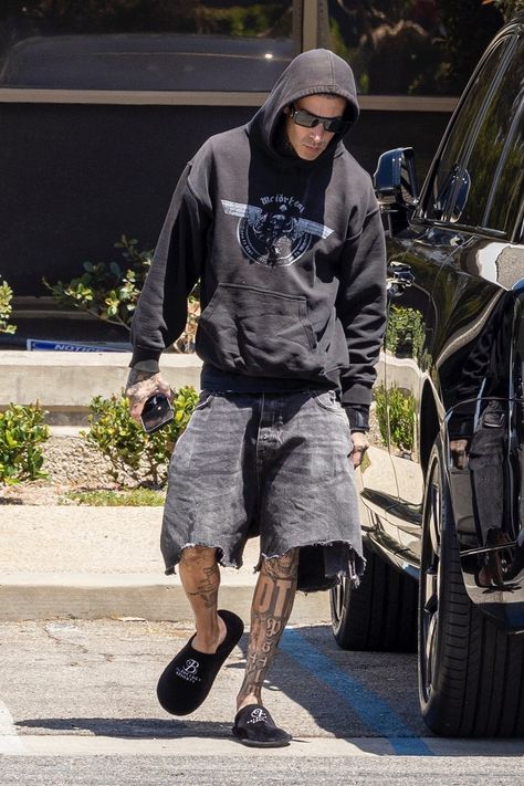 Men Summer Style Streetwear, La Outfits Men, Travis Barker Outfit, Mens Summer Outfits Shorts, Jort Outfits Men, Short Outfits Hombre, Travis Barker Style, Mens Shorts Style, Travis Barker Tattoos