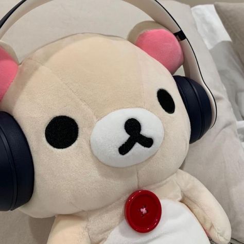 Korean Cute Things, Aesthetic Rilakkuma, Plushie Pfp, Cute Phone Icons, Funny Plushies, Korilakkuma And Rilakkuma, Rilakkuma Bear, Wearing Headphones, Rilakkuma Korilakkuma