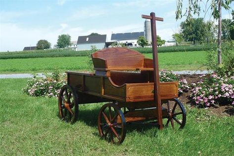 Wooden Wagon Wheels, Metal Wagon, Amish Life, Navi A Vela, Carriage Driving, Horse Drawn Wagon, Old Wagons, Wooden Wagon, Woody Wagon