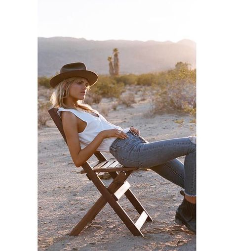 Desert Editorial, Desert Photoshoot Ideas, Desert Photoshoot, Desert Chic, Ethno Style, Desert Photography, Desert Fashion, Desert Vibes, Jeans Boots