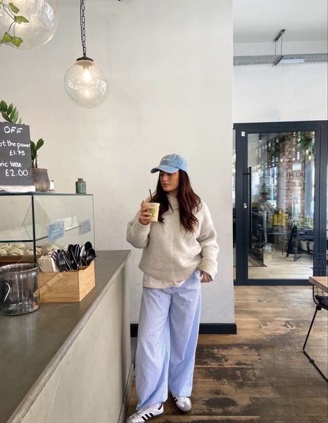 Copenhagen Style Trousers, Blue Stripped Pants Outfit Women, Pyjama Trousers Street Style, Grey And White Striped Pants Outfit, Pyjama Style Trousers Outfit, Pijamas Pants Outfit, Pinstripe Trousers Outfit Aesthetic, Striped Linen Trousers Outfit, Blue Stripe Trousers Outfit