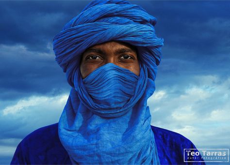 Africa | "Tuareg Azul".  Timbuktu, Mali | ©Teo Tarras. Tuareg People, Desert Sahara, Shooting Studio, Afrique Art, Art Africain, Black Panther Marvel, African Diaspora, African History, Blue Scarf