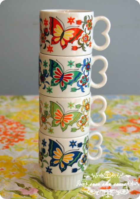 vintage japanese butterfly cups where can I find them love this cup Butterfly Mugs, Colourful Butterflies, 70s Kitchen, Vintage Kitchenware, Vintage Cups, Vintage Dishes, Vintage Butterfly, Vintage Coffee, Cute Mugs