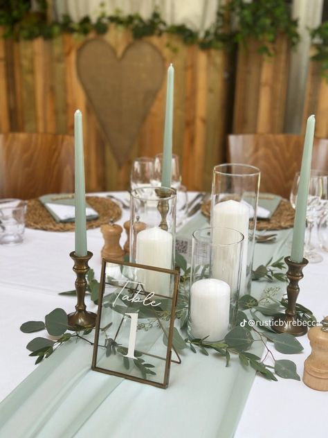 Wedding Table Decorations Candlestick, Overhead Table Decorations, White Round Table Wedding, Circle Table Wedding Decor Centerpieces, Wedding Table Settings Without Plates, Simple Centerpiece Wedding, Simple Wedding Tablescapes, Simple Wedding Table Centerpieces, Wedding Guest Table Centerpieces