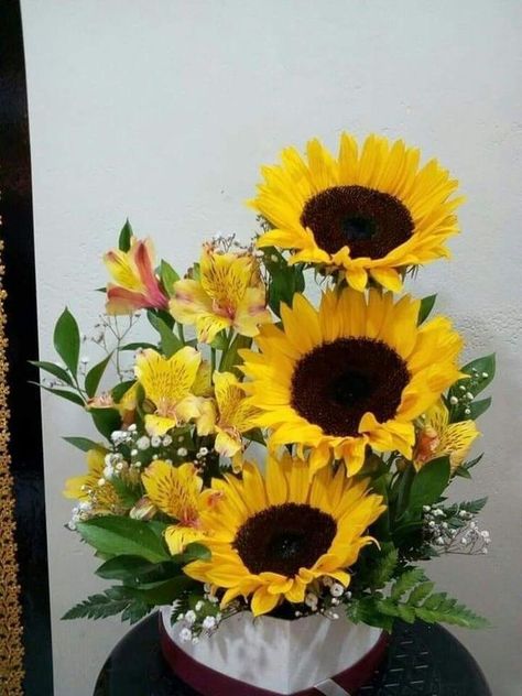 Sunflower Floral Arrangements, Fresh Flower Arrangement, Flower Shop Decor, Table Floral Arrangements, Sunflower Family, Floral Art Arrangements, Rose Flower Arrangements, Sunflower Arrangements, Gubahan Bunga